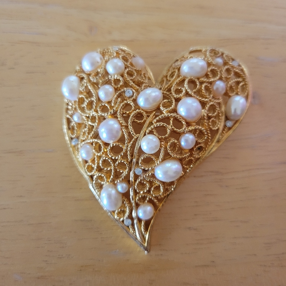 Yellow metal with faux pearls straight pin